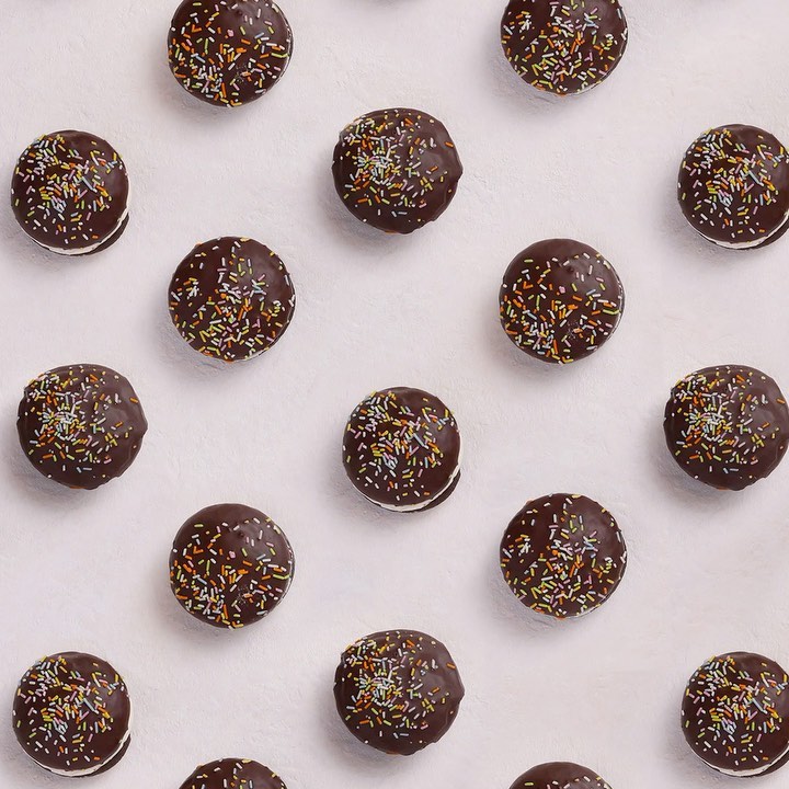 セブンイレブン】ウーピーパイwhoopiepie伝統菓子パイケーキバタークリームクリームチョコレートchocolateチョコカラースプレーフォトジェニックスイーツスイーツ今日のおやつおやつタイムセブンスイーツアンバサダーセブンスイーツセブンイレブンスイーツコンビニスイーツセブンプレミアム近くて便利セブンsevenelevenおうち時間stayhomeおうちカフェ