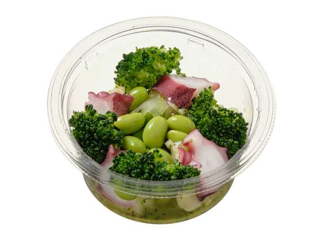 たことブロッコリー手摘みバジルのサラダ