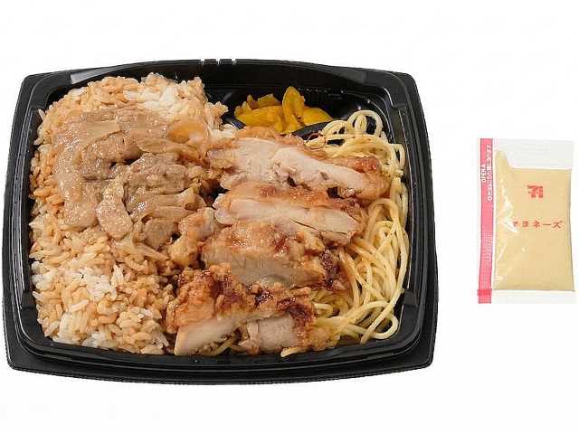 ピリ辛チキン＆生姜焼き弁当　セブンイレブン (7-ELEVEN)