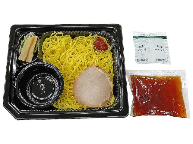 辛味噌を溶いて食べるざる中華