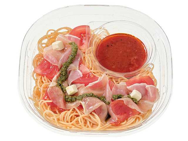 冷製パスタ トマトと生ハムとチーズ